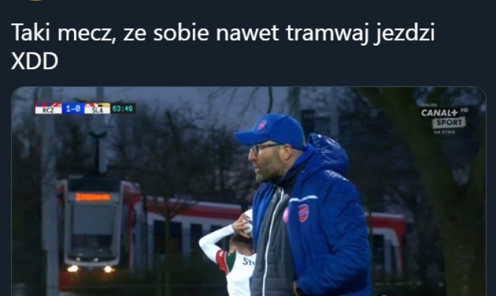 TRAMWAJ w tle na meczu Ekstraklasy! xD